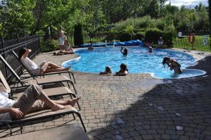 新里士满弗朗西斯酒店的一群人坐在游泳池里