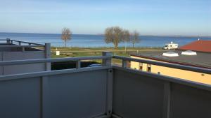 齐罗Ferienwohnung Meeresblick的从大楼的阳台上可欣赏到海景
