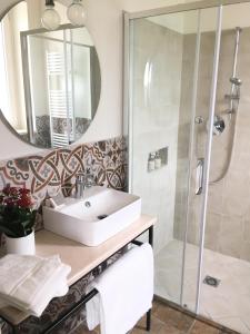 科斯特曼诺BellaVista Relax - Adults Only的一间带水槽和淋浴的浴室