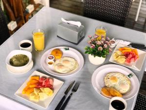 莱蒂西亚Hotel Madreselva的餐桌,早餐盘和饮料