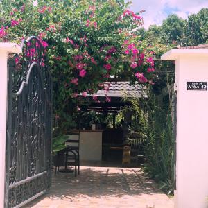 莱蒂西亚Hotel Madreselva的花园入口,带粉红色花门