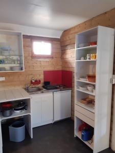 Hangest-en-SanterreLogement à la ferme的一间小厨房,配有白色的橱柜和红色的岛屿