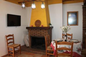 卡皮雷拉Apartamento Rurales Rosendo: La Zajareña的一间带桌子和壁炉的用餐室