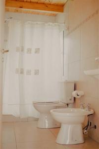 圣马丁德洛斯Rukalhue的白色的浴室设有卫生间和窗户。