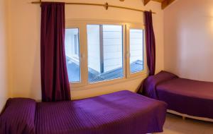 圣马丁德洛斯Rukalhue的客房设有两张床和窗户。