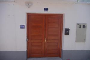 莫斯塔尔Villa M的建筑中木门,上面有两个标志