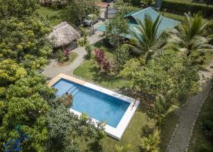 卡维塔Villa Mango - Private Pool - 12px的花园游泳池的顶部景色