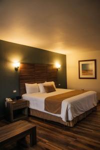 Cuauhtémoc贝斯特韦斯特康布莱夸乌特莫克酒店的一间卧室,卧室内配有一张大床