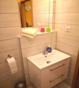 柏林Havelapartments的一间带水槽和镜子的浴室
