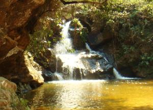 圣托梅-达斯莱特拉斯Camping do Delei的瀑布,在水中