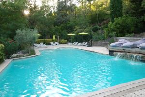 Madières榭托森酒店的庭院内的游泳池,配有椅子和遮阳伞