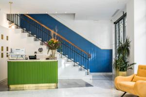 塞萨洛尼基Bahar Boutique Hotel的大堂设有绿色柜台和楼梯