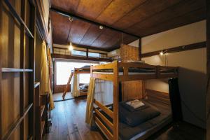 冈山鸟居-库谷鲁酒店的房屋内带两张双层床的客房