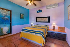 拉巴斯日月酒店的一间卧室配有一张蓝色和紫色墙壁的床