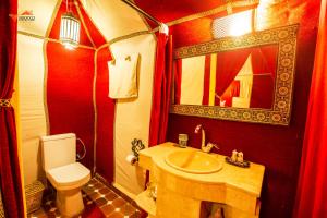 梅尔祖卡希洛可豪华帐篷的一间带水槽、卫生间和镜子的浴室
