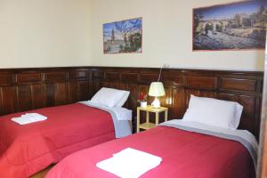 阿雷基帕Holidays Hostel Arequipa的两张睡床彼此相邻,位于一个房间里