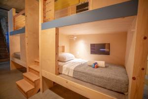圣地亚哥PodShare San Diego的一间卧室配有双层床和电视