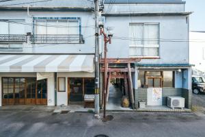 冈山鸟居-库谷鲁酒店的街角上设有商店的建筑物