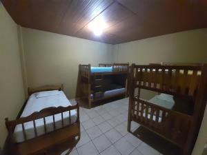 康塞普西翁德阿塔科Las Casitas Hostal-Ataco的一间房间,设有三张双层床