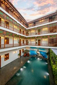 蓬蒂切里Grand Hotel D'Europe的一座位于大楼中间的室内游泳池