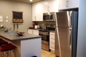 加蒂诺1-Bedroom Apartment Bellisimo AG by Amazing Property Rentals的厨房配有不锈钢冰箱和白色橱柜