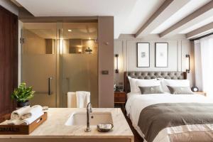 乔木提恩海滩Marine Beach Hotel Pattaya - SHA Plus的一间卧室配有一张床、一个水槽和淋浴