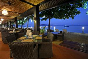 西哈努克坤科赌场酒店的一间带桌椅并享有水景的餐厅