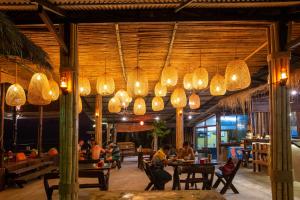 通萨拉The Cosy Koh Phangan and Restaurant的餐厅天花板上挂着一束灯