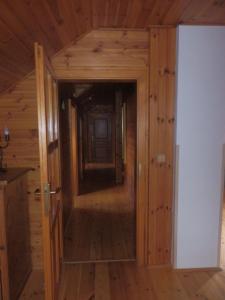 派克波特斯耐兹库Pension Cortina的小木屋的走廊,门打开