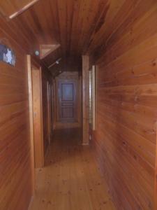 派克波特斯耐兹库Pension Cortina的小屋的走廊,设有木墙和门