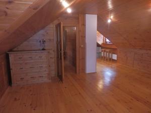 派克波特斯耐兹库Pension Cortina的阁楼间设有楼梯和木地板
