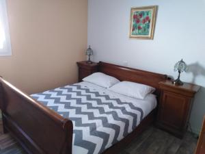 莱鲁斯Gite de vacances Residence La Babaute LES ROUSSES的一间卧室配有一张带黑白色棉被的床