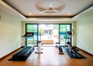 清迈萨库查广场酒店的一间健身房,里面配有跑步机和机器
