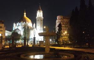 马德里Mirador Madrid的夜间在建筑物前的喷泉