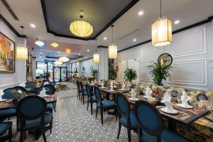 河内Babylon Premium Hotel & Spa的用餐室配有长桌子和椅子