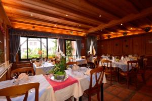 ValffAu Soleil, Hôtel Restaurant & Spa的一间设有白色桌椅的用餐室