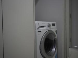 吉隆坡Serini Melawati的隔壁房间洗衣机