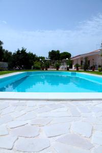莱波拉诺Villa lilly的庭院里的一个蓝色海水游泳池
