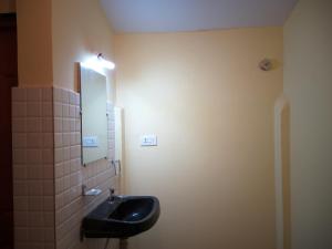 BorimTHE ENCHANTING NEST的浴室设有黑色水槽和镜子