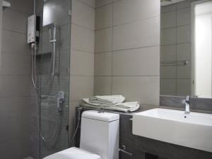 吉隆坡Serini Melawati的带淋浴、卫生间和盥洗盆的浴室