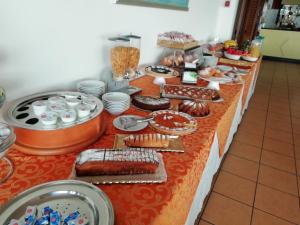 文托泰内卡拉巴塔利亚酒店的包含食物和甜点的自助餐