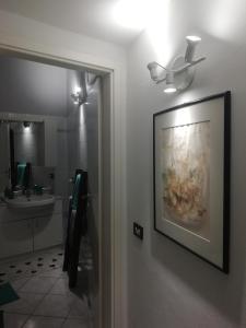 韦尔纳扎DonnaBarbara的浴室墙上有绘画作品,设有水槽