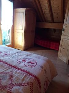 莱托利Chalet le Grizzly的一间卧室设有一张床和木制天花板