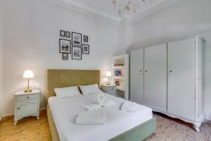 干尼亚Samouil Apartment, 40 meters from the beach的卧室配有白色的床和白色橱柜