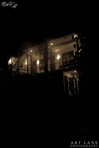代尼耶耶Eco Villa - Sinharaja的夜晚的房屋,灯光照在黑暗中