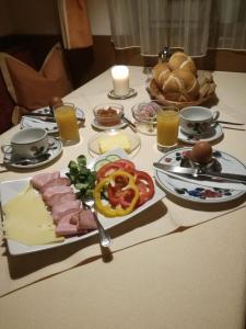 迈尔霍芬火鲁斯民宿的一张桌子,上面放着奶酪、肉类和面包