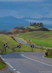 蒙泰卡蒂尼瓦尔迪切奇纳斯碧伽农家乐的山丘上 ⁇ 曲折的道路,远处有一座城堡