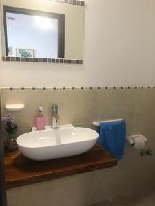 埃斯克尔Duplex Minimalista的浴室设有白色水槽和镜子