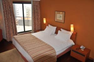 马亚中央公园酒店的一间卧室设有一张大床和一个窗户。