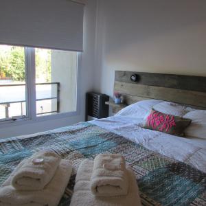 埃斯克尔Duplex Minimalista的一间卧室配有一张床,上面有两条毛巾